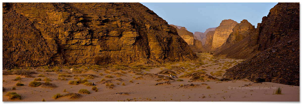 Coucher de soleil sur l'erg Tihodaine en Algérie