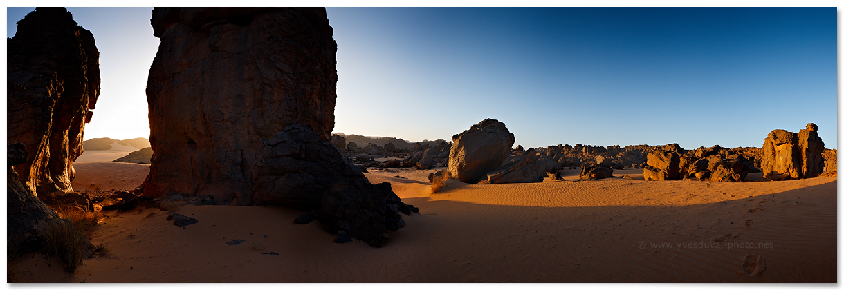 Lever de soleil sur Tin Batoulet dans l'erg Tihodaine en Algérie. Photo réalisée par Yves Duval.
