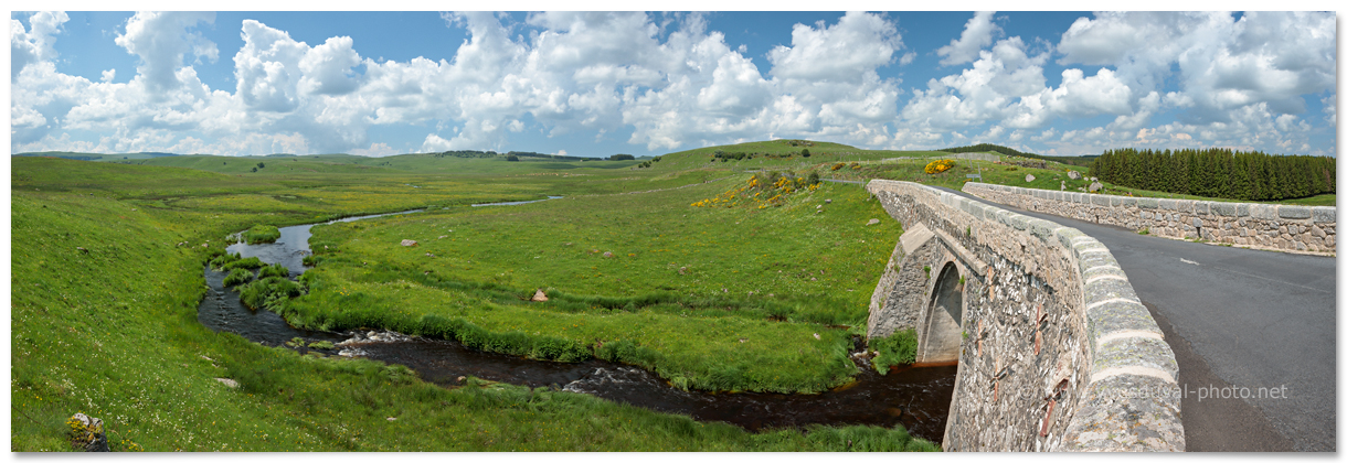 La rivière Le Bes, sur le plateau de l'Aubrac