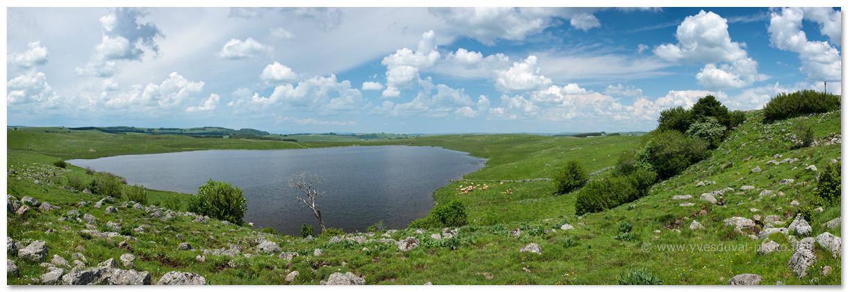 Le lac de Saint-Andéol, sur le plateau de l'Aubrac