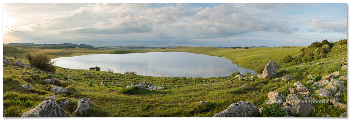 Le lac de Saint-Andéol, sur le plateau de l'Aubrac