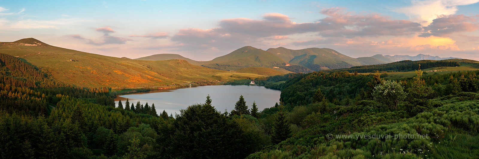 Le lac de Guery et le massif du puy de sancy