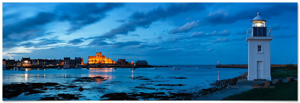 Le port de Barfleur au crépuscule (Manche, Normandie, France) - Photo panoramique du littoral - Yves Duval