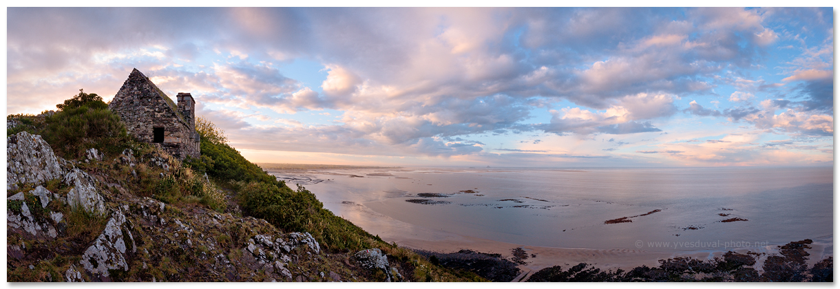 La cabane Vauban surplombe la baie du Mont Saint-Michel (Manche, Normandie, France) - Photo panoramique du littoral - Yves Duval