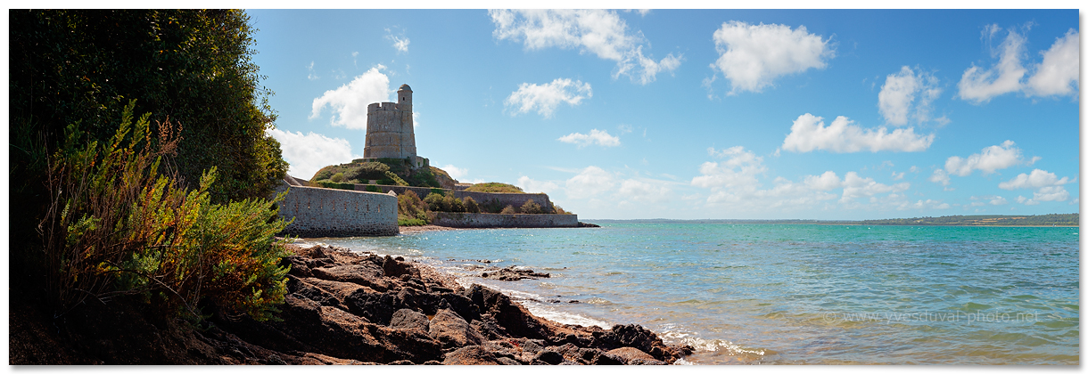 Le fort de Saint-Vaast-la-Hougue (Manche, Normandie, France) - Photo panoramique du littoral - Yves Duval