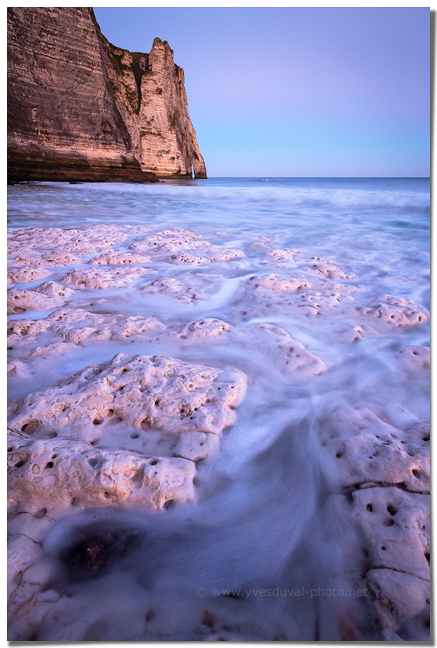 Marée descendante au pied de l'aiguille d'Etretat (Seine-Maritime, Normandie)