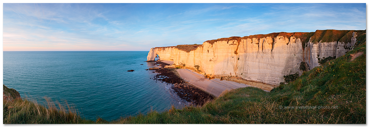Les falaises d'Etretat (Seine-Maritime, Normandie, France) - Photo panoramique du littoral - Yves Duval