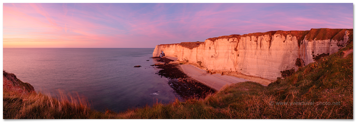 Les falaises d'Etretat (Seine-Maritime, Normandie, France) - Photo panoramique du littoral - Yves Duval