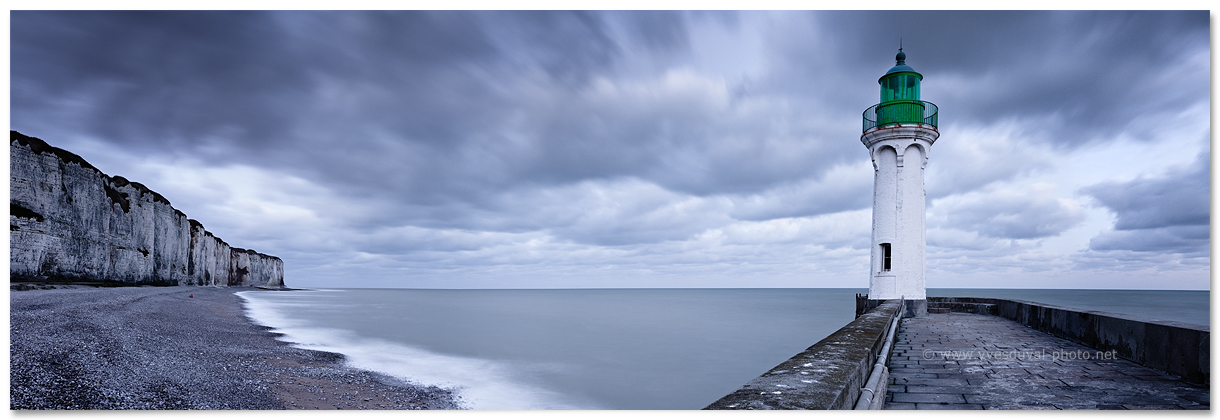 Le phare de Saint-Valéry-en-Caux (Seine-Maritime, Normandie, France) - Photo panoramique du littoral - Yves Duval