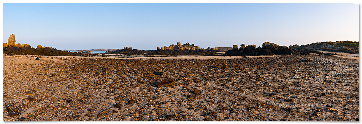 La grève à marée basse (Iles Chausey, Manche, Basse-Normandie)
