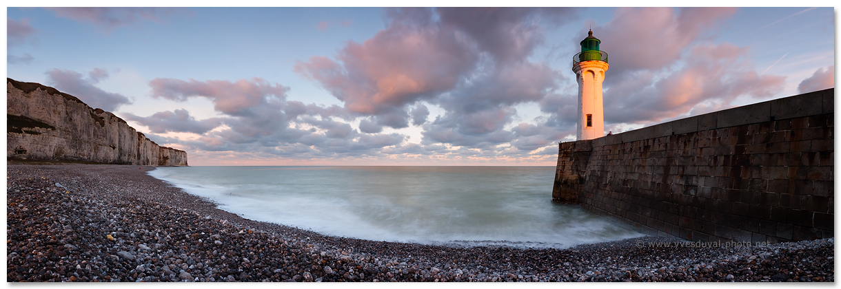 Le phare de Saint-Valéry-en-Caux (Seine-Maritime, Normandie, France) - Photo panoramique du littoral - Yves Duval