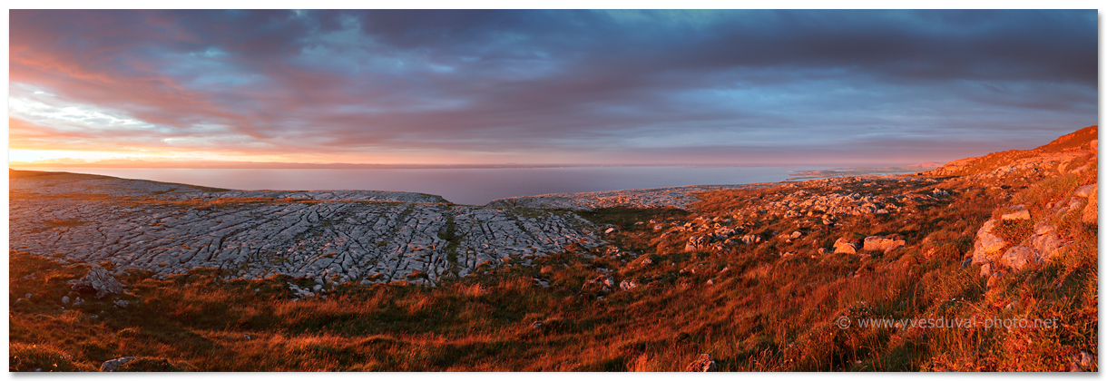 Panorama sur le Burren et les reliefs du Connemara (Burren, Irlande)