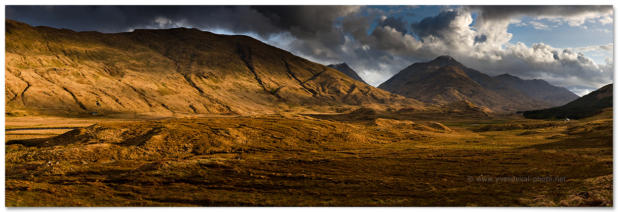 Lumière rasante sur les berges du Loch Arkaig. Photo panoramique par Yves Duval.
