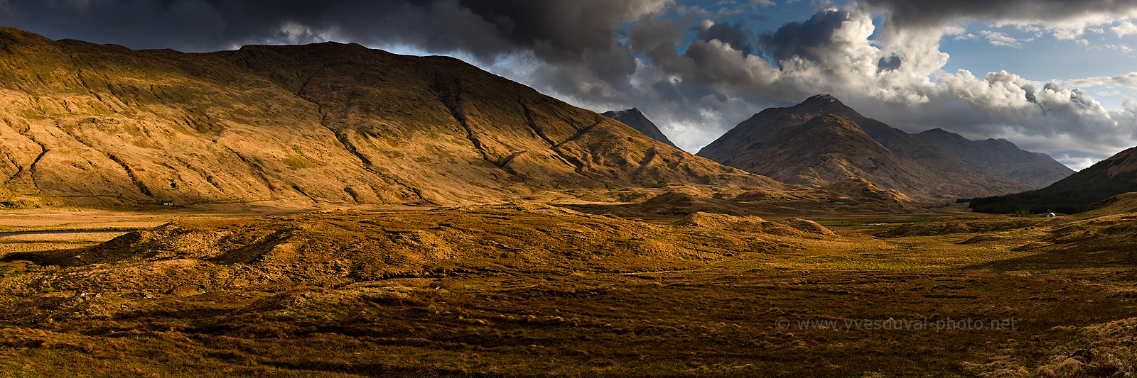 Lumière rasante sur les berges du Loch Arkaig. Photo panoramique par Yves Duval.