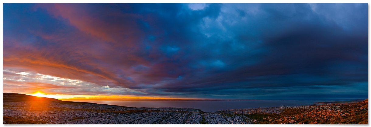Coucher de soleil sur les reliefs désolés du Burren (Irlande)