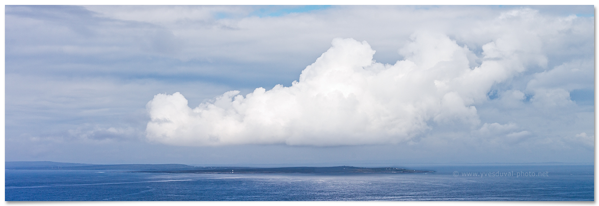 Les îles d'Aran depuis les falaises de Moher (Irlande)