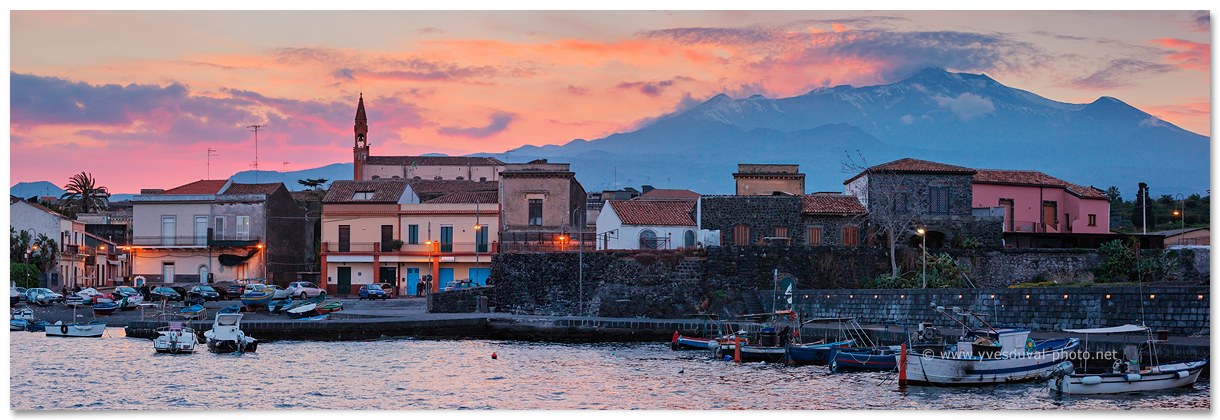 L'Etna et le village de Pozzillo (Sicile, Italie)