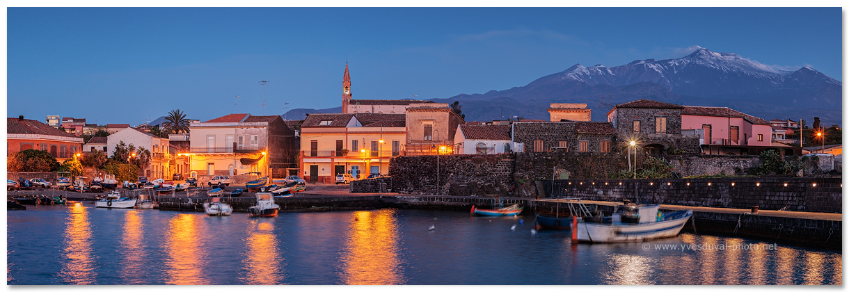 L'Etna et le village de Pozzillo (Sicile, Italie)