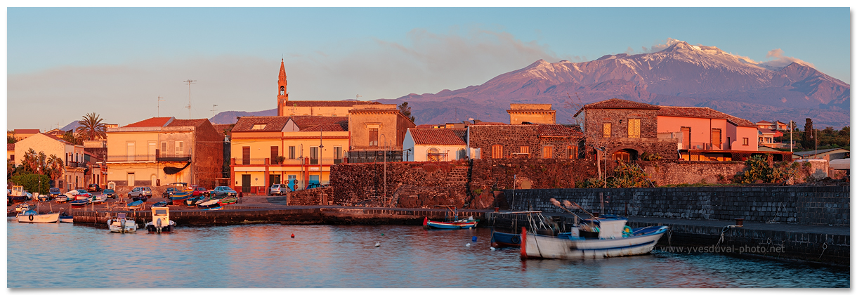 L'Etna et le village de Pozzillo (Sicile, Italie)
