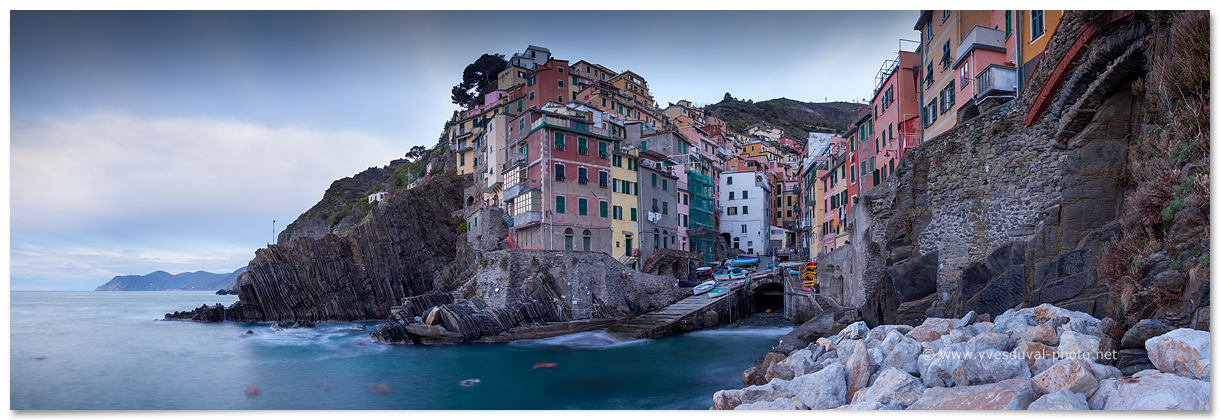 Photo panoramique du village de Riomaggiore (Italie)