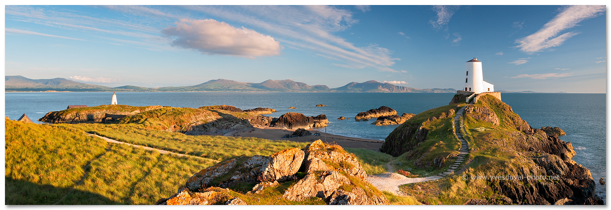 Le phare de la presqu'île de Ynys Llanddwyn (Pays de Galles, Royaume-Uni)