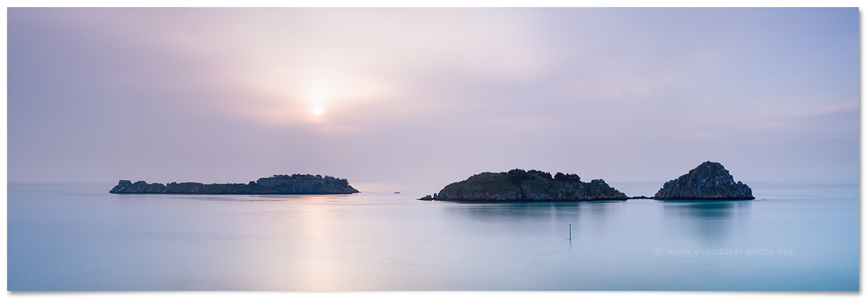 Le rocher de Cancale et l'île des Rimains (Ille-et-Vilaine, Bretagne)