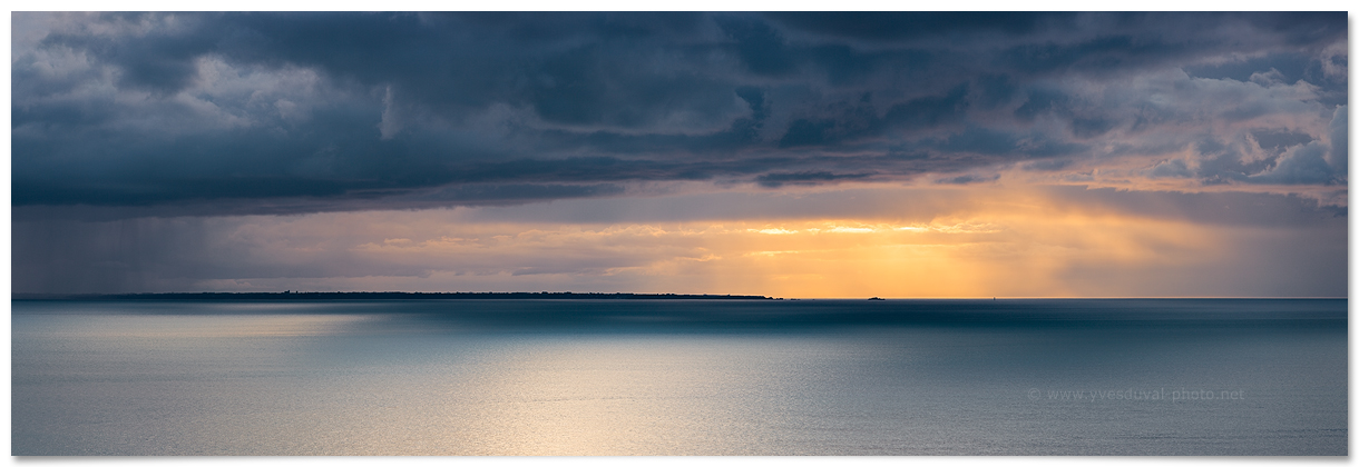 Un grain au-dessus de Cancale (Ille-et-Vilaine, Bretagne)