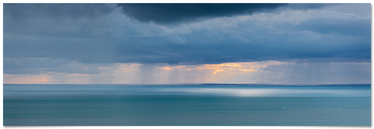 Un grain au-dessus de Cancale (Ille-et-Vilaine, Bretagne)