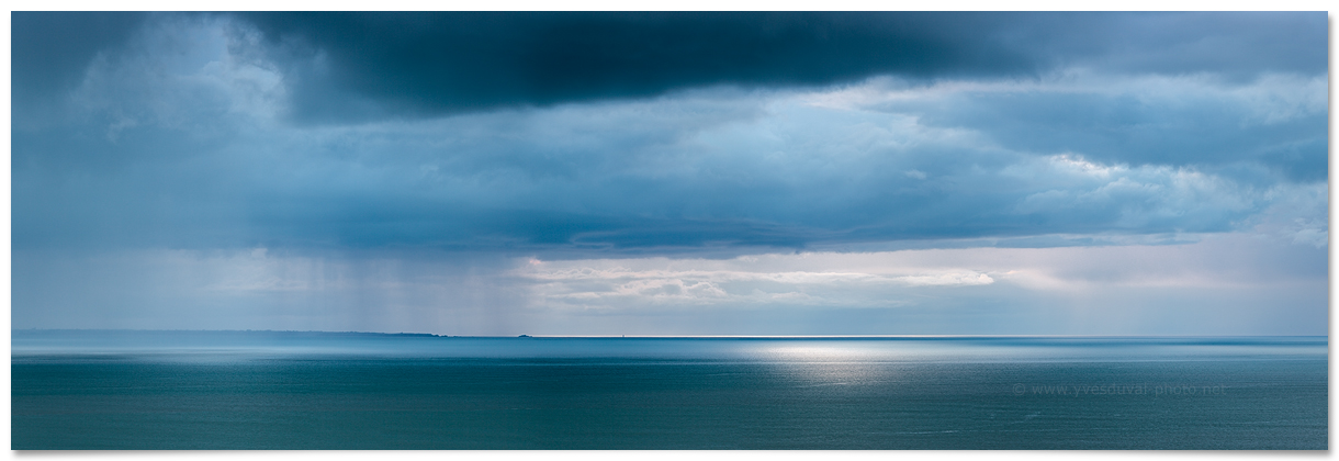 Un grain au-dessus de Cancale (Ille-et-Vilaine, Bretagne)