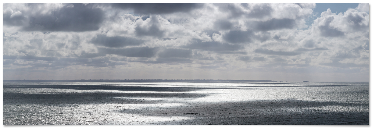 Ciel nuageux au-dessus de Cancale (Ille-et-Vilaine, Bretagne, France - Photo panoramique du littoral - Yves Duval)