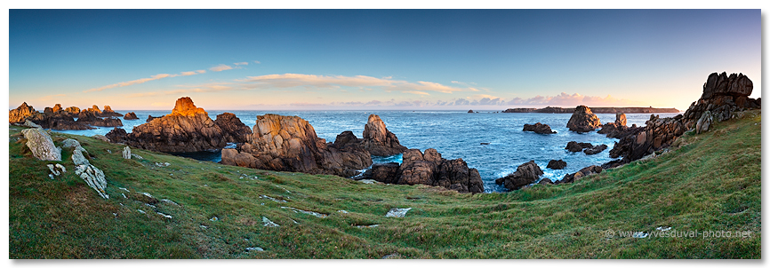 La lande de port Yusin et l'île Keller (Ouessant, Finistère, Bretagne)