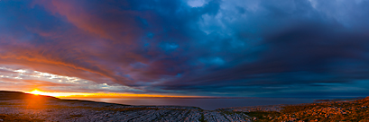 Coucher de soleil sur les reliefs désolés du Burren (Irlande)