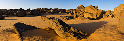 Rochers dans l'erg Tihodaine (sahara algérien)