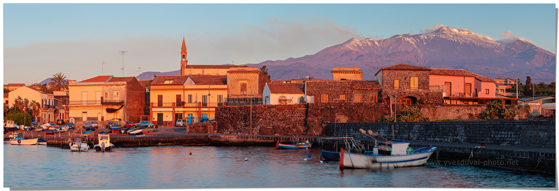 L'Etna et le village de Pozzillo (Sicile, Italie)