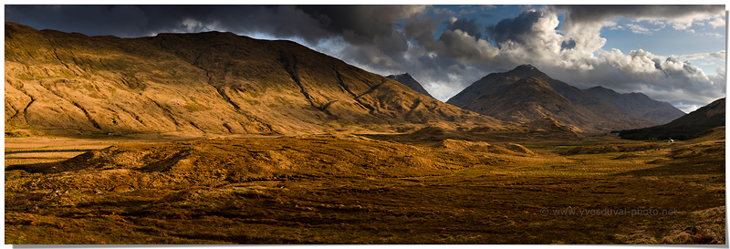 Lumière rasante sur les berges du Loch Arkaig (Higlands, Ecosse, Royaume-Uni)