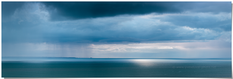 Un grain au-dessus de Cancale (Manche, Normandie