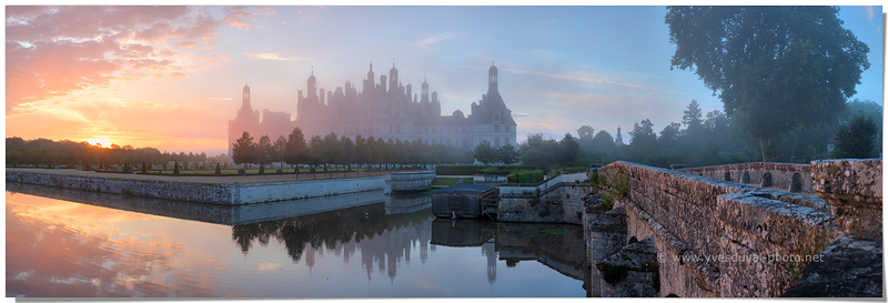 Le château de Chambord dans la brume (Loir et Cher, Centre)